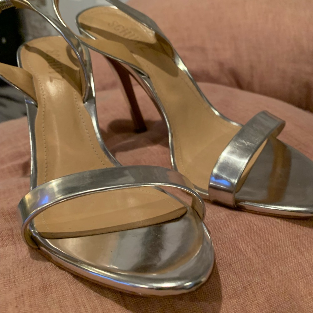 Brand new; sticker still on sole. Gorgeous, minimalist Schutz heels. Never worn.